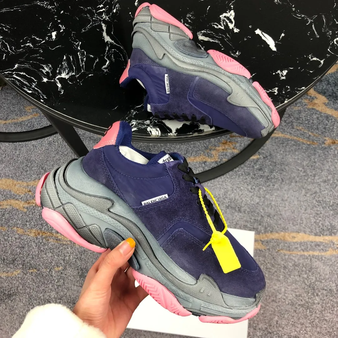 👟👟Ex-factory price 800👟👟 Balenciaga second generation 17 colors🖤 Balenciaga Triple-s Balenciaga-dad shoes. The world’s most popular retro jogging shoes 🔥. 🔺Retro distressed craftsmanship ~ original combination sole, heavy craftsmanship, not a low-end 2-layer combination sole! The upper is made of imported parachute cloth spliced ​​with nubuck matte, priced at 24 yuan per foot, which is different from the ordinary canvas on the market! The back is covered with cowhide high-frequency embossing! ⚠️When purchasing authentic products at the counter, I specifically asked the clerk about the materials. Size: 35-41 yards, men’s size 39-45, matching cloth bag, shoelaces, complete certificate of certification/men’s model will be notified later.